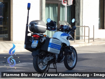 Bmw F650GS II serie
Polizia Locale
Comune di Bari (BA)
POLIZIA LOCALE YA 00115
Parole chiave: Bmw F650GS_IIserie POLIZIALOCALEYA00115