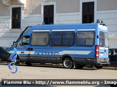 Iveco Daily IV serie
Polizia di Stato
Reparto Mobile
IX Reparto Mobile Bari
Allestimento Sperotto
Decorazione Grafica Artlantis
POLIZIA H0891
Parole chiave: Iveco Daily_IVserie POLIZIAH0891