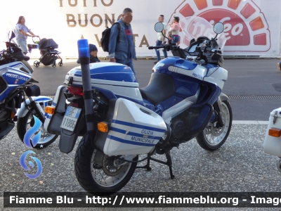 Aprilia Caponord 1200 II serie
Polizia Municipale
Comune di Bari
*Mezzo Storico*
Parole chiave: Aprilia Caponord_1200_IIserie FieraDelLevante2024