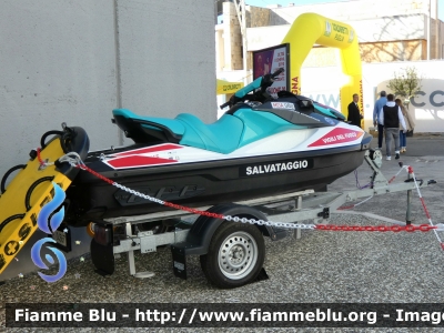 Bombardier Sea Doo GTI 4-Tec 130 II serie
Vigili del Fuoco
Comando Provinciale di Bari
Nucleo Soccorso Subacqueo e Acquatico
- Fornitura Regione Puglia -
Veicolo finanziato dal Fondo Europeo Sviluppo Regionale
VF MDA 080
Parole chiave: Bombardier SeaDoo_GTI_4-Tec_130_IIserie VFMDA080 FieraDelLevante2024