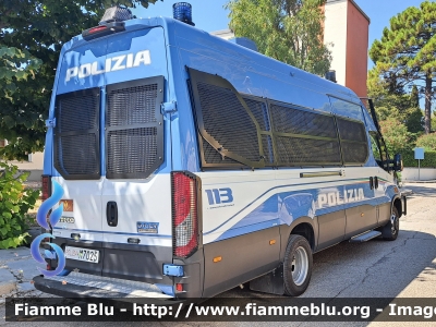 Iveco Daily VI serie restyle
Polizia di Stato
Reparto Mobile
IX Reparto Mobile Bari
Allestimento Sperotto
POLIZIA M7025
Parole chiave: Iveco Daily_VIserie_restyle POLIZIAM7025