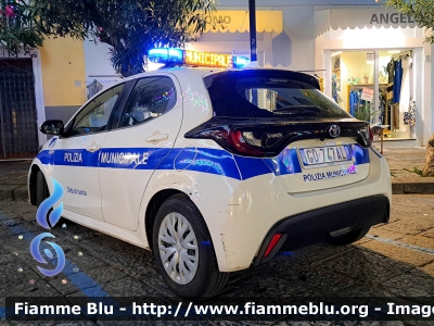 Toyota Yaris Hybrid IV serie
Polizia Municipale
Comune di Ischia (NA)
Codice Automezzo: 3
Parole chiave: Toyota Yaris_Hybrid_IVserie