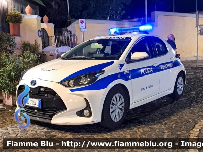 Toyota Yaris Hybrid IV serie
Polizia Municipale
Comune di Ischia (NA)
Codice Automezzo: 2
Parole chiave: Toyota Yaris_Hybrid_IVserie