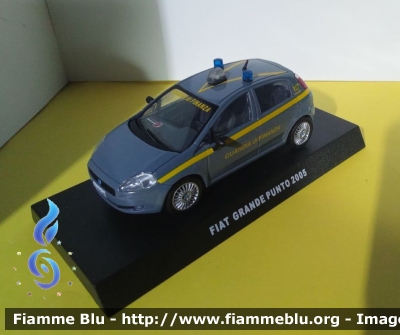 Fiat Grande Punto
Guardia di Finanza - Prima fornitura - Livrea grigio chiaro
Modello in scala 1:43
Parole chiave: Fiat_Grande_Punto